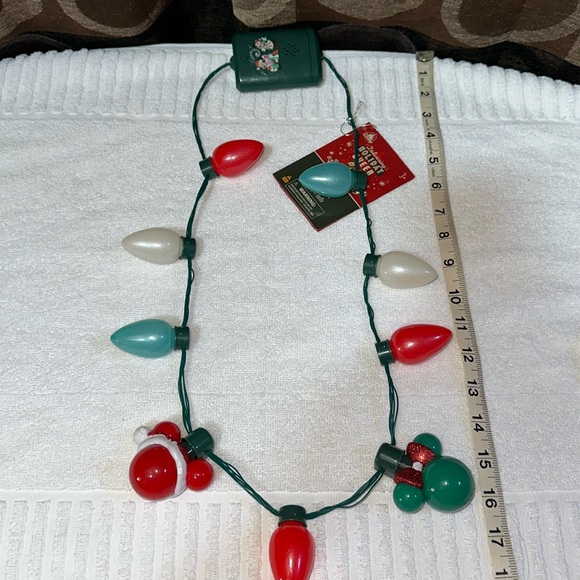 DISNEYPARKS EXCLUSIVE HOLIDAY GLOW LIGHT UP ANIMATED SINGING EARS NECKLACE NWT - Picture 6 of 10